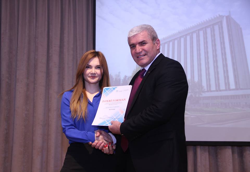 Rektor əlaçı və zərbəçi tələbələrə pul mükafatı verdi, ailələrinə isə təşəkkür məktubu göndərdi - FOTO
