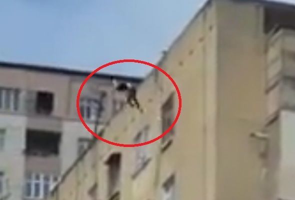 Şagird özünü məktəb binasından atdı - AYAĞI SINDI  