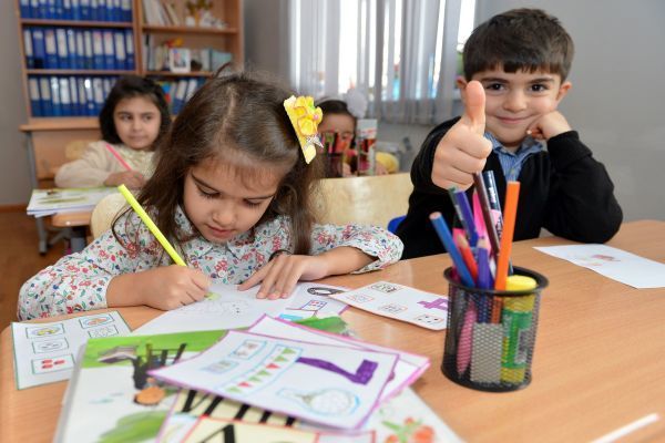 Valideyn uşağın məktəbəhazırlıq mərhələsində oxuduğu məktəbi necə dəyişə bilər? – Çox verilən sual   