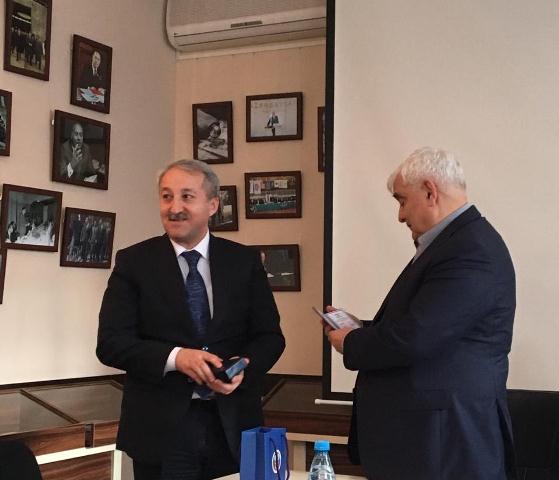 Mədət Quliyev rektoru təltif etdi