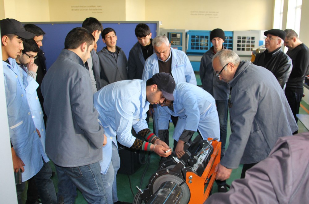 Peşə təhsil mərkəzində yerli və xarici ekspertlər tərəfindən təlimlər keçirilir