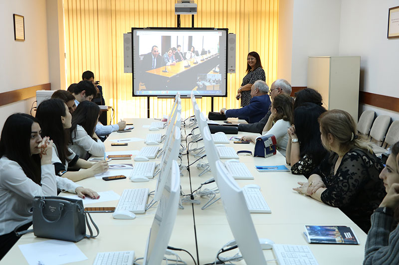 Azərbaycan Universitetində icmalarla sosial işin spesifik xüsusiyyətləri müzakirə olunub