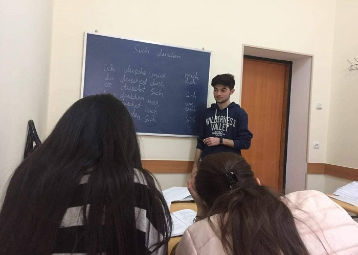 Hər iki valideynini xərçəngdən itirən tələbə evsiz qalıb: 