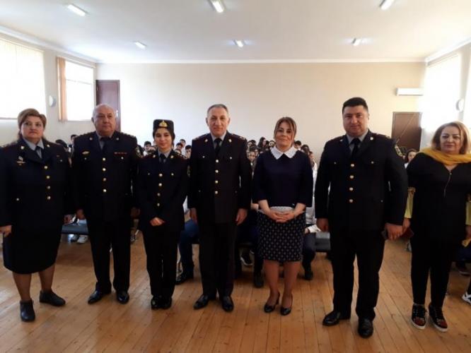Yol polisləri məktəblilərlə görüşüb