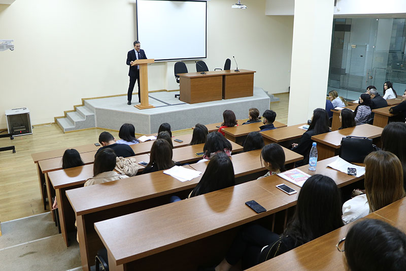 Baş narkoloq Araz Manuçəri Azərbaycan Universitetinin tələbələrinə mühazirə oxuyub