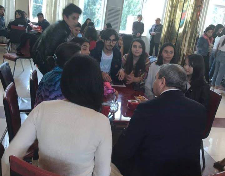 Rektor tələbə bufetində növbəyə dayandı – FOTO  