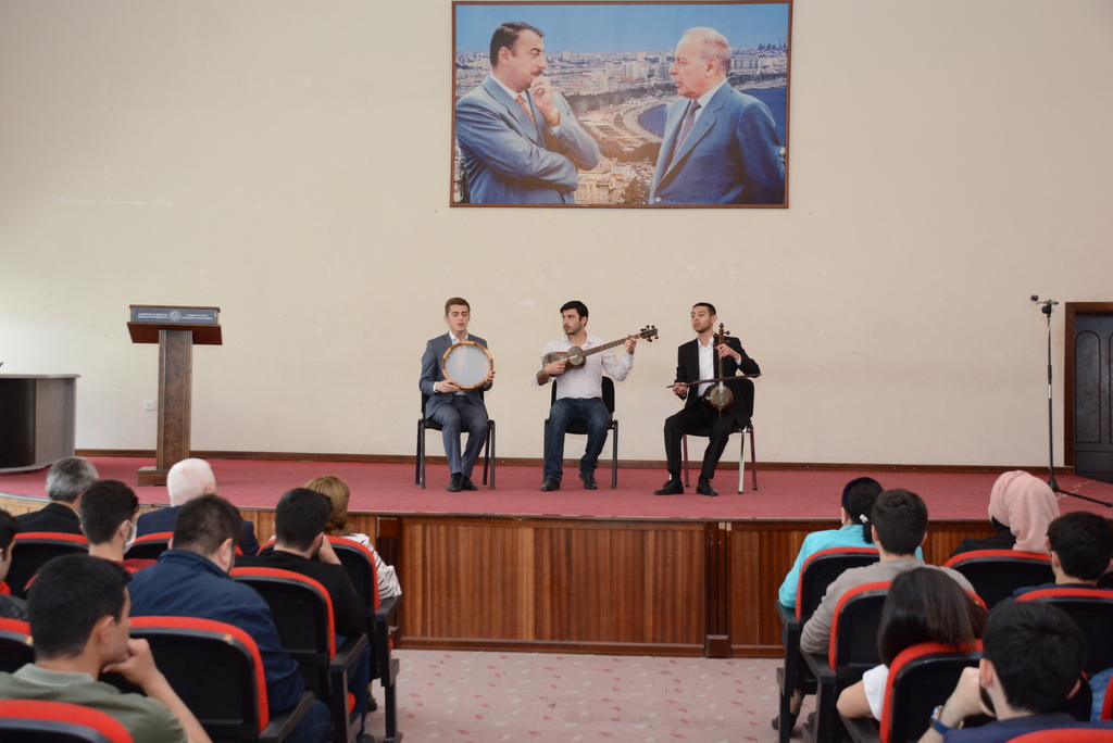 UNEC tələbələrinin ifasında Ulu öndərin sevdiyi mahnı və şeir çələngi - FOTO