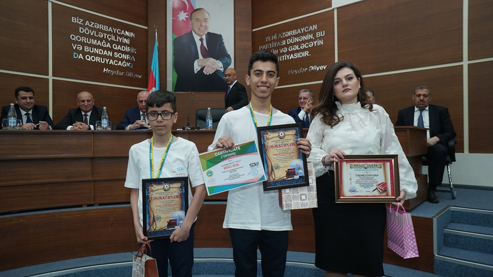 İcra başçısı bürünc medal qazanan şagirdləri təltif etdi - VİDEO