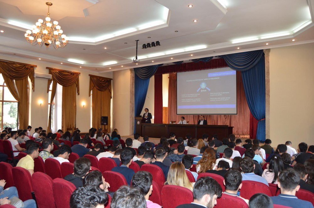 Tələbələr qiymətli kağızlar bazarı barədə məlumatlandırılıb