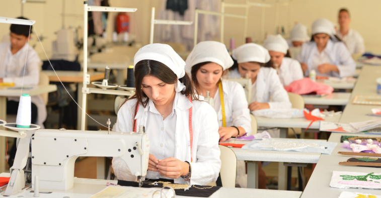 “Peşə məktəblərinə” diqqəti artıracaq dövlət jesti – “Kitabların pulsuz paylanması yerinə düşdü”