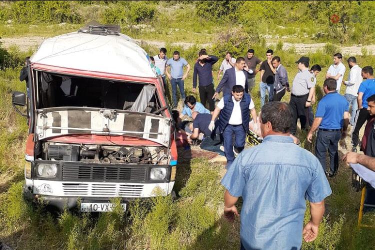 Yevlaxda tələbələri daşıyan mikroavtobus aşıb