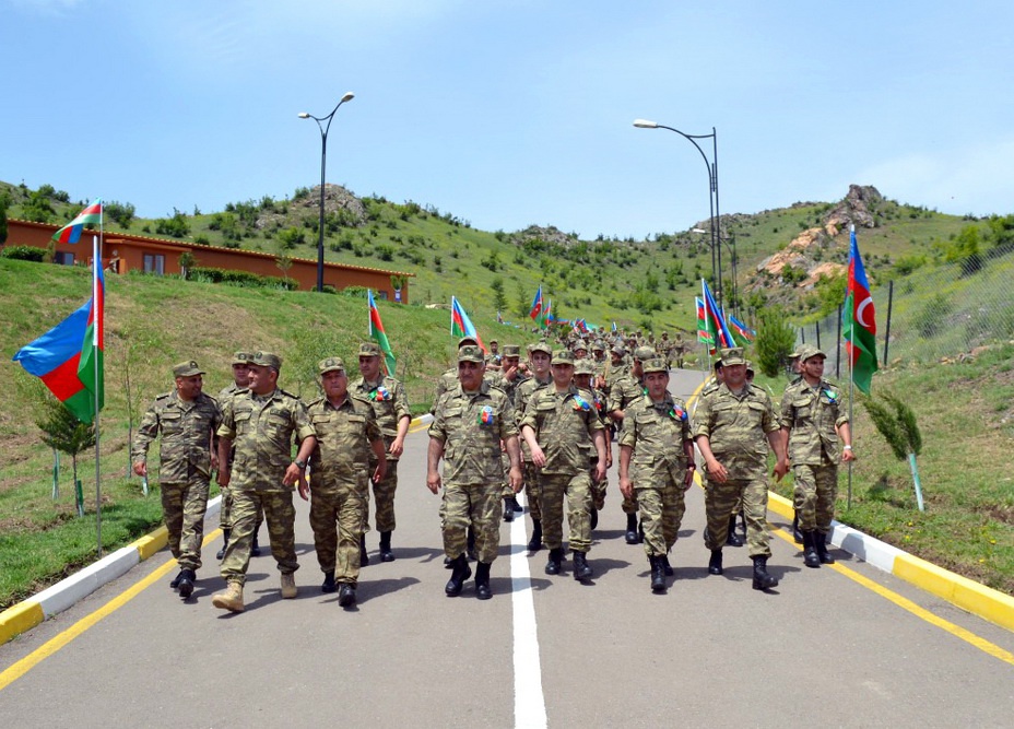 Hərbi libaslı rektor və professorlar ön cəbhədə - \