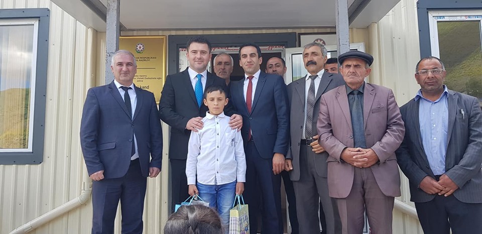 Təhsil şöbəsinin müdiri 4 yaşlı qızı seldən xilas edən məktəbli ilə görüşdü -  FOTOLAR