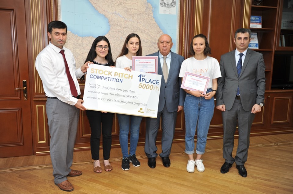 Rektor tələbələri fəxri fərmanla təltif etdi - FOTO  