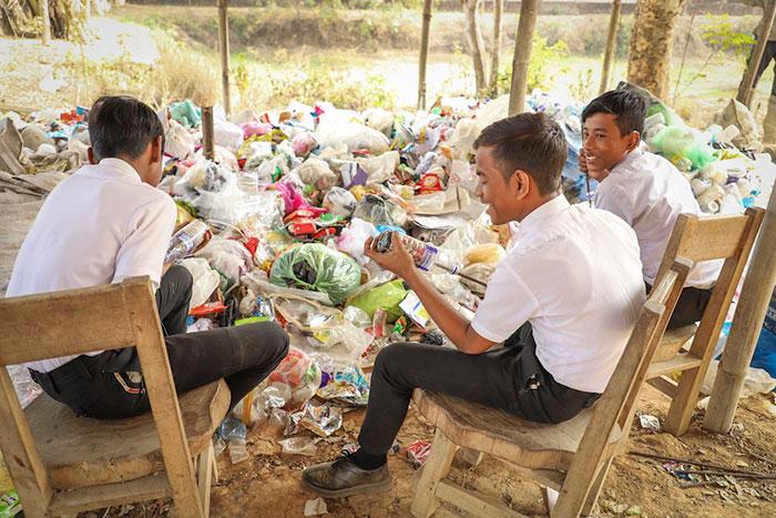 İllik ödəniş əvəzinə plastik tullantılar tələb edən məktəb – FOTO