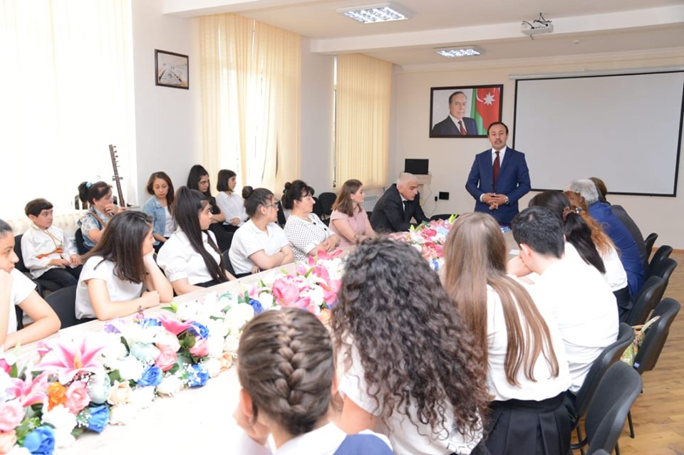 Yazarlar məktəblilərə türk dünyası irsindən danışdılar
