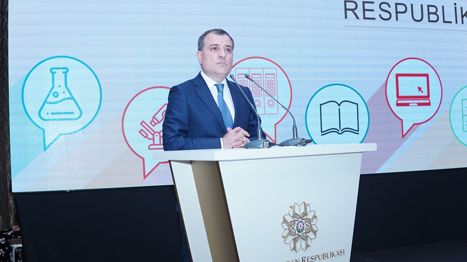 Nazir universitet qapıları üzlərinə taybatay açıq olan şagirdləri mükafatlandırdı - FOTOLAR  