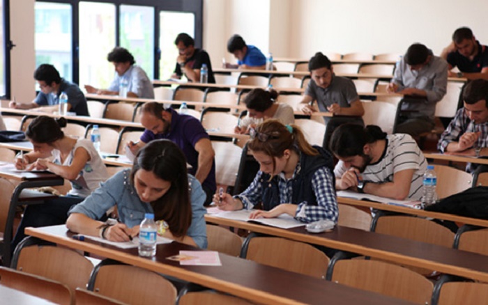 Bakıda tələbələr imtahan cavablarını oğurladı - Nəticələr ləğv olundu