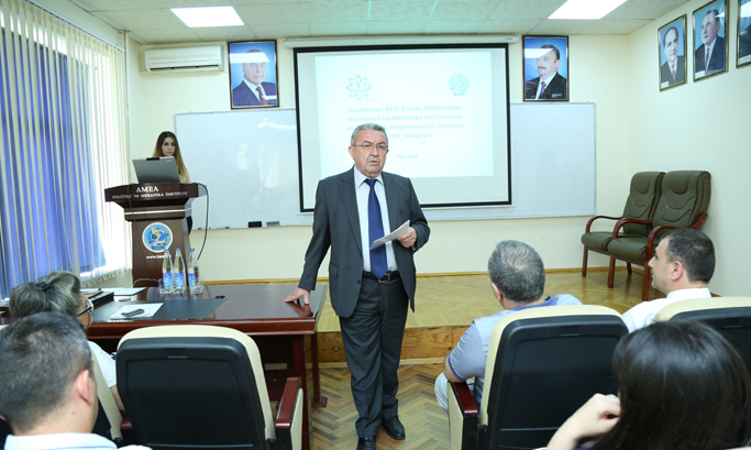 Misir Mərdanov gənc alimlərin hesabatını dinlədi
