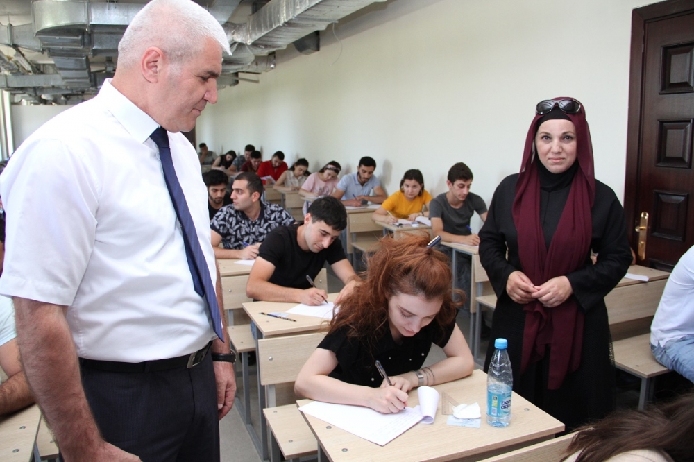 Valideynlər imtahan prosesini izlədilər - FOTOLAR