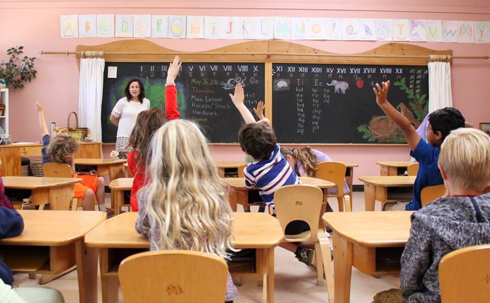 Bu məktəblərdə dərslikləri şagirdlər özləri yazırlar - MARAQLI  
