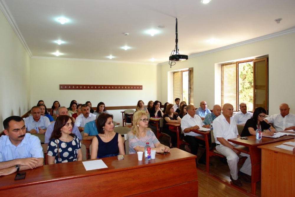 UNEC-də yüksək bal toplayan bir qrup tələbəyə sertifikatlar təqdim edilib