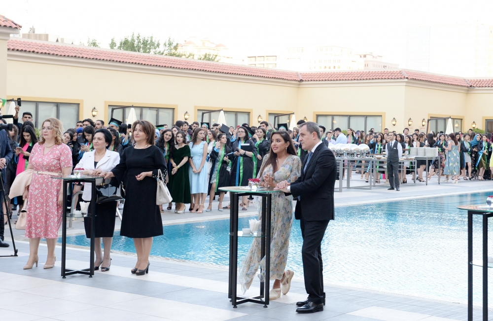 Leyla Əliyeva  “SABAH”  tələbələri ilə bir arada - FOTO