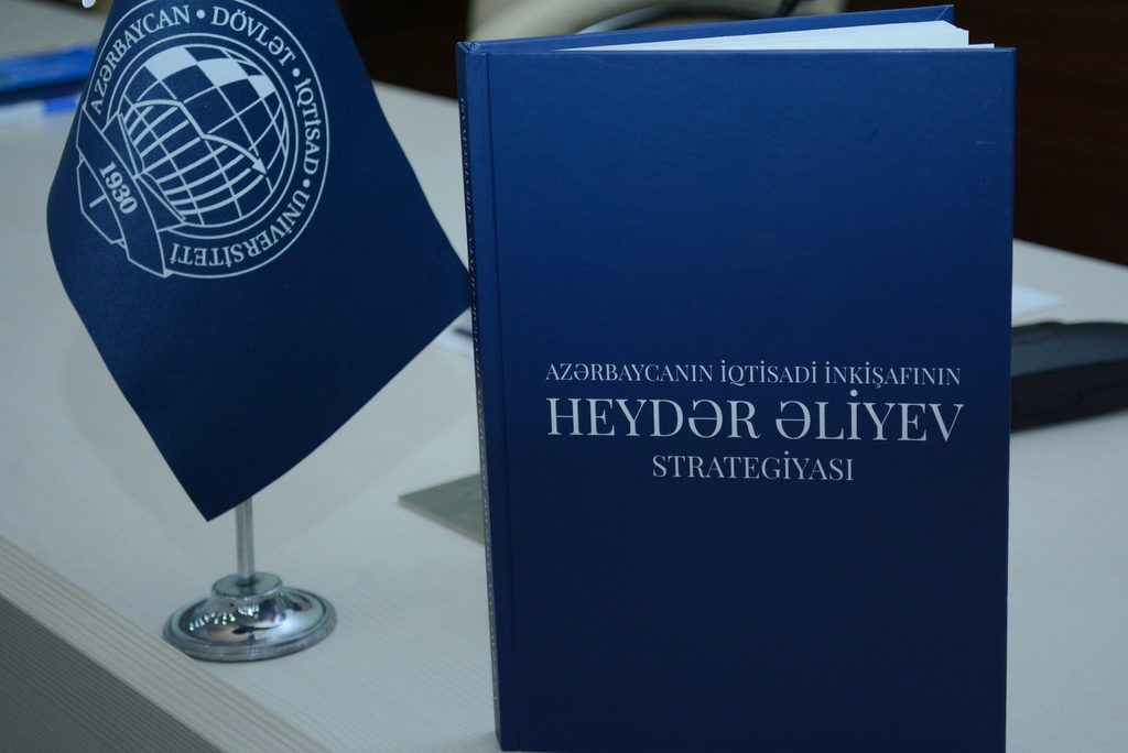 UNEC-də “Azərbaycanın iqtisadi inkişafının Heydər Əliyev strategiyası” adlı monoqrafiyanın təqdimatı keçirilib - FOTOLAR  