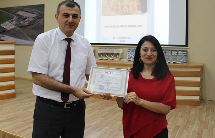Gənc arxeoloq alim və tələbələrin yay məktəbində fərqlənən iştirakçılara sertifikatlar verildi