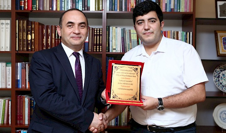 Rektor “Tələbələrin dostu” sosial mükafatına layiq görüldü