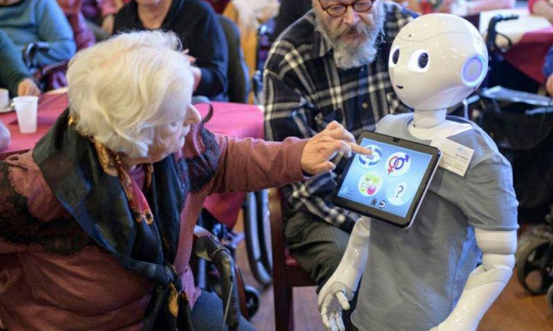 Süni intellektli robotlar ahıl insanlara kömək edirlər