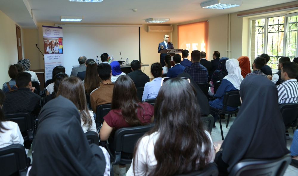 Rektor tələbələr və onların valideynləri ilə görüşüb