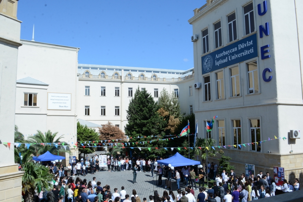 UNEC-də birinci kurslar üçün növbəti “Oriyentasiya günü” keçirilib