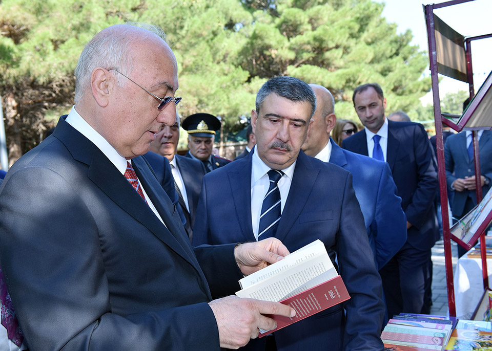 Sumqayıtda kitab yarmarkası keçirilib - FOTO  