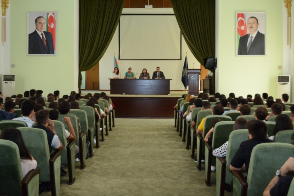 UNEC-in birinci kurs tələbələri ilə fakültələrdə görüşlərə start verilib  