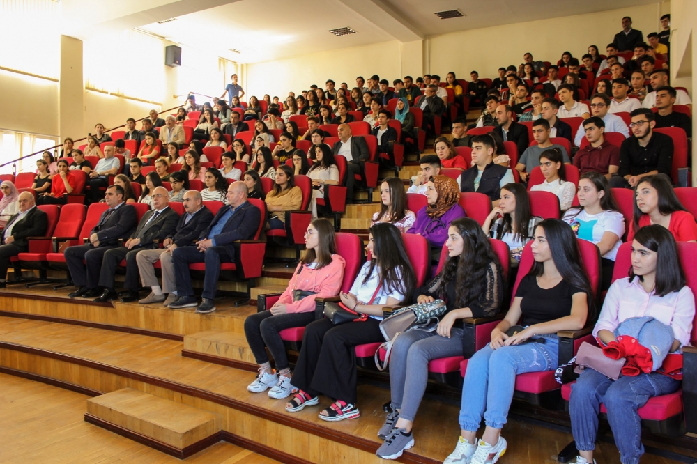 Elçin Babayev birinci kurs tələbələri ilə görüşüb  