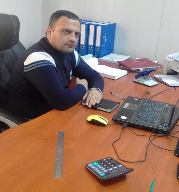 “İndiki vəsaitlərin 90 %-i işbaz müəllimlərin əlindədir” – Pulsuz kitablar hazırlayan təlimçi  