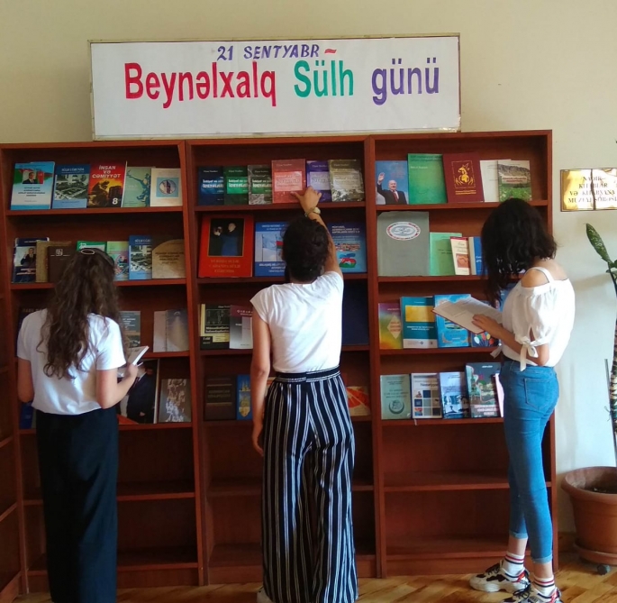 Bakıda Beynəlxalq Sülh Günü ilə bağlı kitab sərgisi