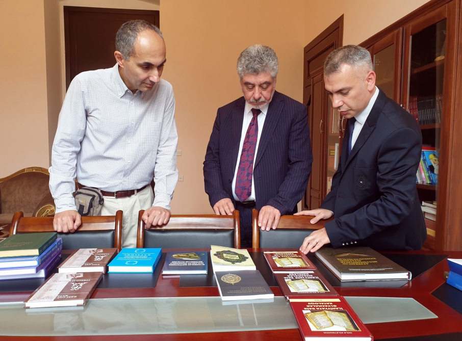 İngiltərəli alim Əlyazmalar İnstitutunun qonağı olub