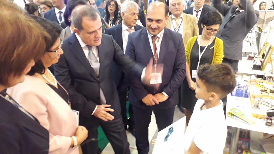 Təhsil naziri dünya uşaq rəsm sərgisində II yerə layiq görülən Kənan Arzumanovla görüşüb - FOTO