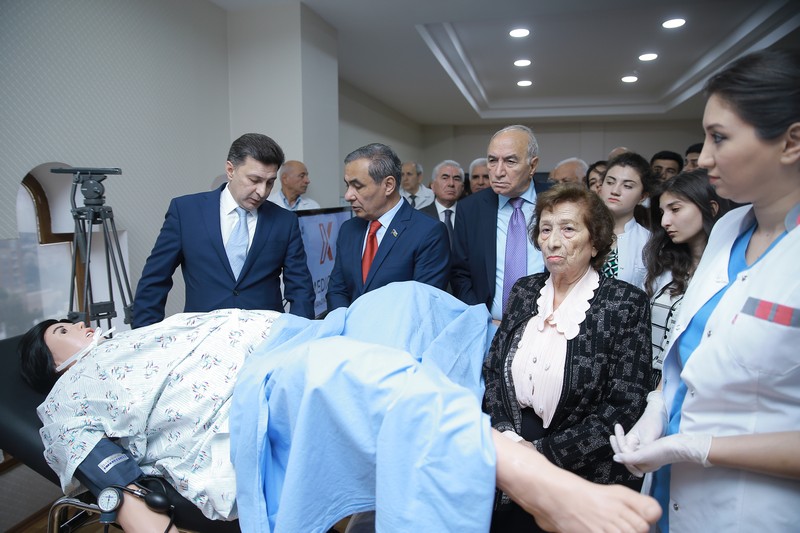Tibb Universitetin tələbələri robotu cərrah masasında uzatdılar - FOTO