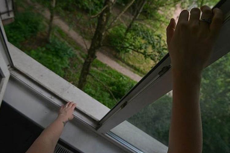Tələbə qız universitetin ikinci mərtəbəsindən yıxıldı