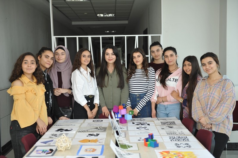 BMU-da I kurs tələbələrinin ilk sərgisi  