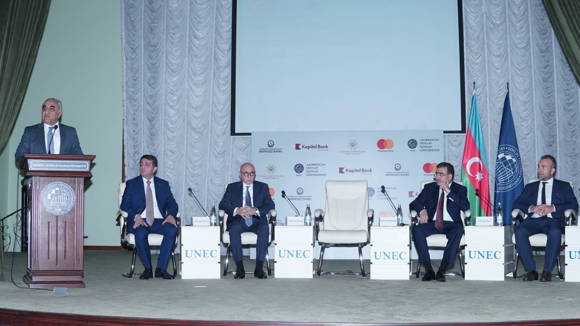 Azərbaycanda ilk: UNEC tələbələrinə “Smart tələbə kart”ları təqdim olunub - FOTOLAR  