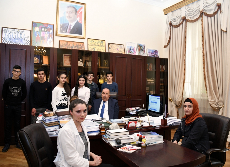 Akademik Vaqif Abbasov Suraxanı rayon məktəbliləri ilə görüşüb