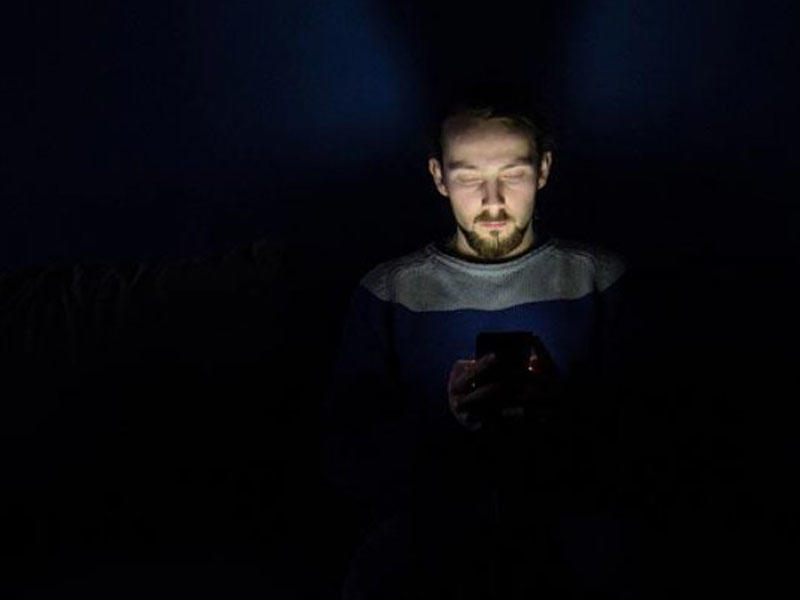 Qaranlıqda telefonla oynayanlar kor ola bilər - ALİMLƏRDƏN XƏBƏRDARLIQ