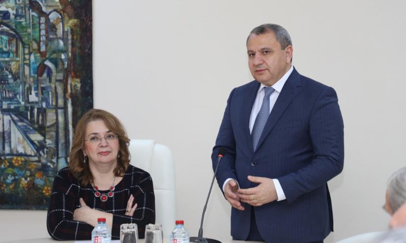 100 illik yubileylə bağlı dəyirmi masa