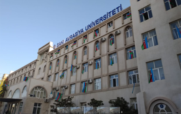 Bakı Avrasiya Universitetinin binası bayraqla bəzədildi - Fotolar