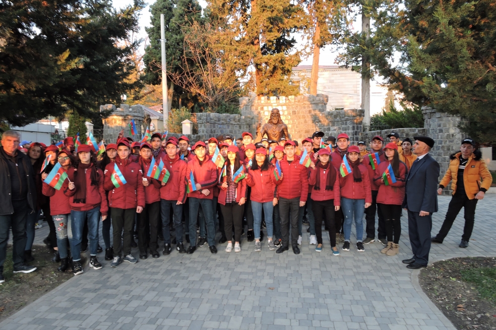 Məktəblilər tarixi yerləri ziyarət edib