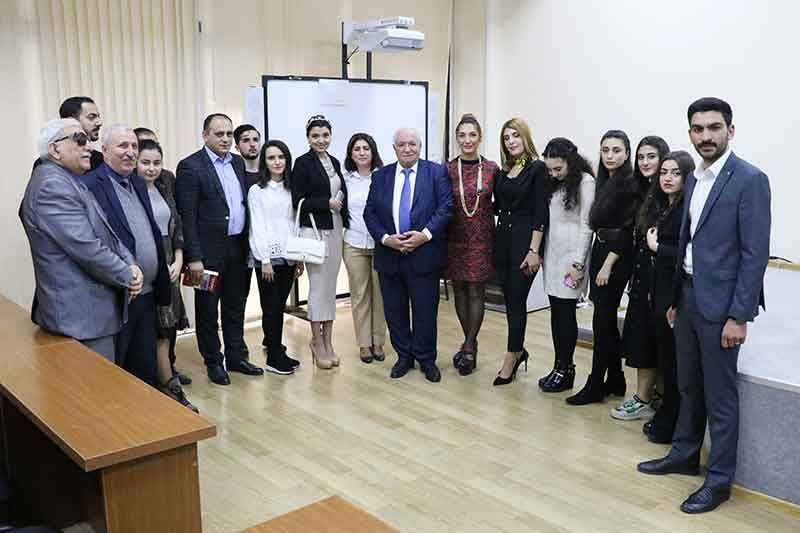 Azərbaycan Universitetində Xalq şairi Vahid Əziz ilə görüş olub
